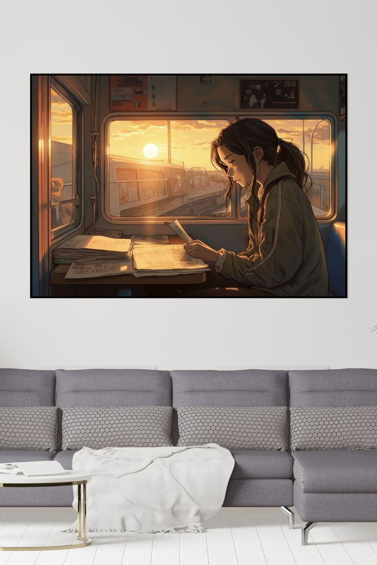 灰色沙發上方掛著一幅夕陽列車內閱讀者的插畫